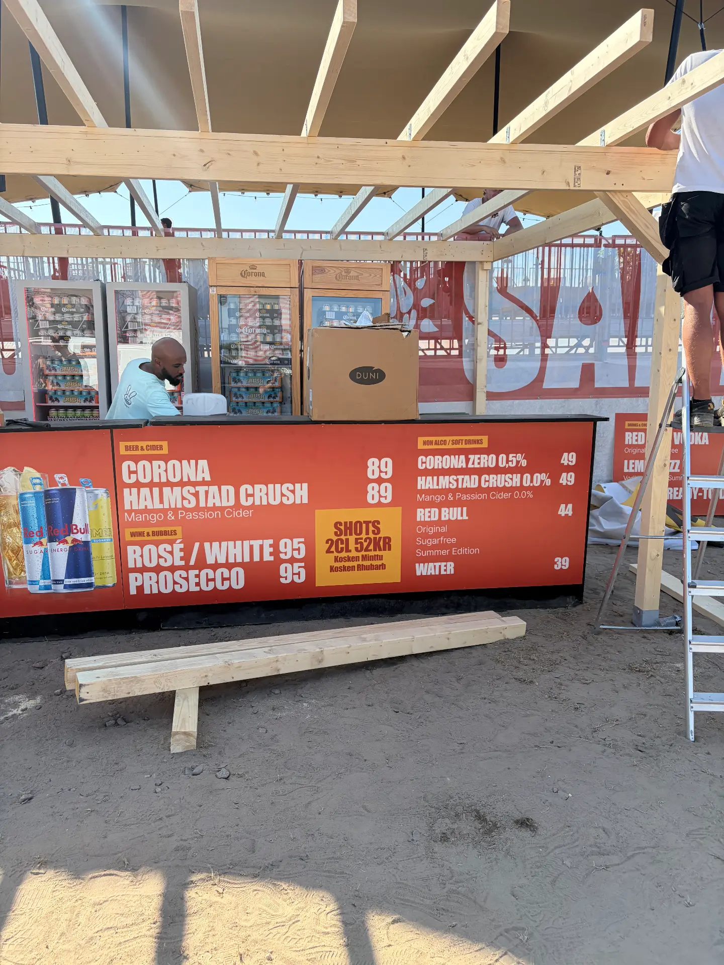 Bar med tryckt meny och prislista
